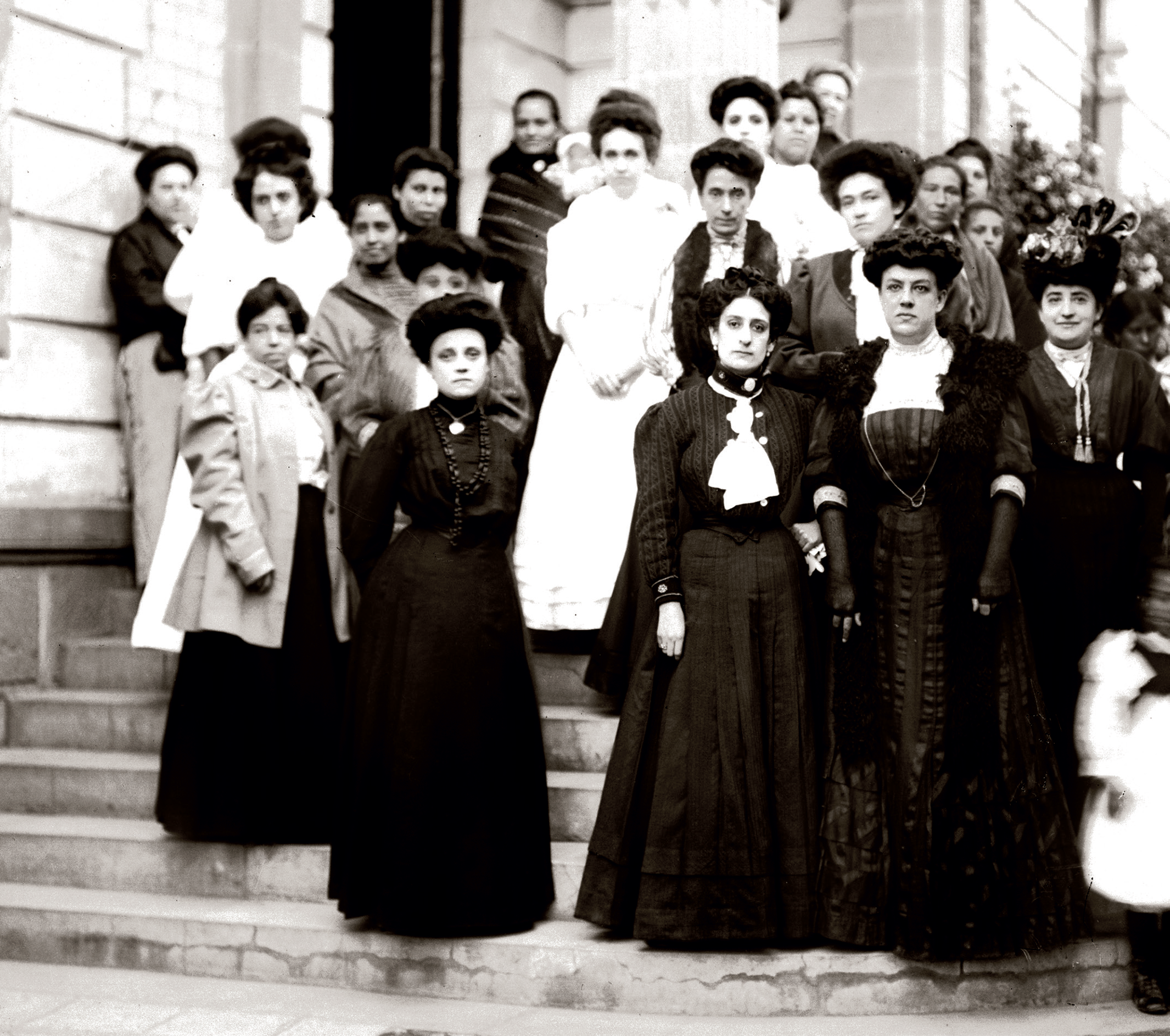 Maestras y estudiantes en una escalinata, retrato en grupo, ca. 1910